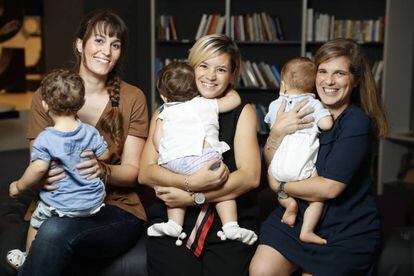 Leticia Zarza, Inmaculada López y Elena Fernández, con sus hijos afectados por el citomegalovirus.