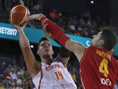Willy Hernang&oacute;mez lanza ante Vucevic.