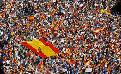 Miles de personas participan en el acto del PP que se desarrolla entre la avenida de Felipe II y la plaza de Salvador Dalí de la capital.