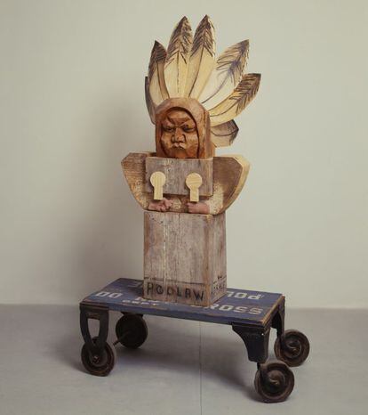 'Horace Poolaw', 1993. Escultura de madera de Marisol.
