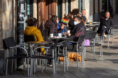 I clienti bevono il caffè sulla terrazza del bar di Vitoria, il 7 aprile.