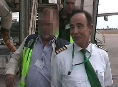 Julio Alberto Poch, tras ser detenido en el aeropuerto de Manises.