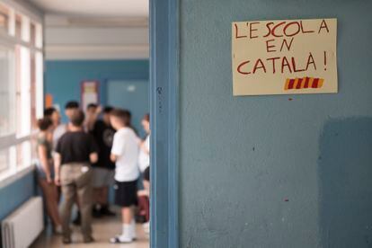 Cartel en defensa de la escuela catalana en un centro de Montcada i Reixac (Barcelona).