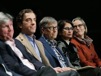 Bill Gates, en el centro, durante la junta de accionistas de Microsoft, ayer en Bellevue, Washington.