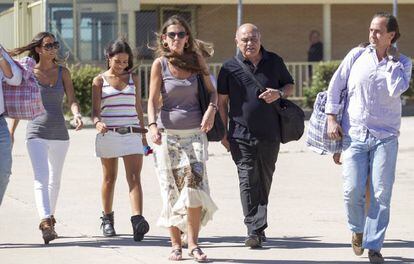 Gerardo Díaz Ferrán, de negro, acompañado de su familia a la salida de la cárcel de Soto del Real para su primer permiso penitenciario