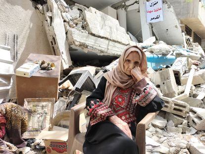 Intisar Muhna, ante su casa destruida en Ciudad de Gaza, este martes.