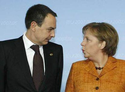 José Luis Rodríguez Zapatero departe en Berlín con la canciller alemana, Angela Merkel.