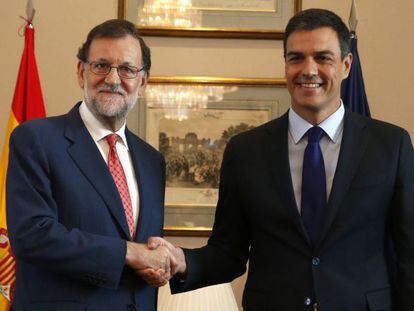 El presidente del Gobierno en funciones, Mariano Rajoy (i), y el secretario general del PSOE, Pedro Sánchez (d), se saludan al inicio de la reunión que están mantenido en el Congreso.