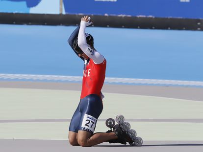 Emanuelle Silva celebra al ganar la medalla de oro en patinaje de velocidad durante los Juegos Panamericanos 2023.