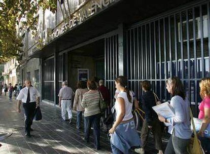 Entrada de la Escuela Oficial de Idiomas de Valencia.
