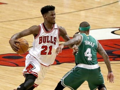 Jimmy Butler ante Isaiah Thomas en un Bulls-Celtics.