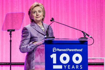 Hilary Clinton con un traje estampado de Argent.