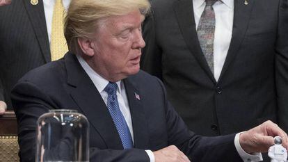 El presidente estadounidense, Donald J. Trump, recibe un muñeco astronauta tras firmar la orden ejecutiva 'Directiva de Política espacial 1'.