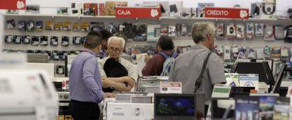 Consumidores en una tienda de electrodomésticos en Buenos Aires.