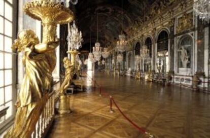 Salón de los espejos del palacio de Versalles, en París.