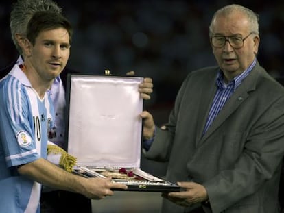 Messi recibe de Grondona una placa por su partido 100 con Argentina