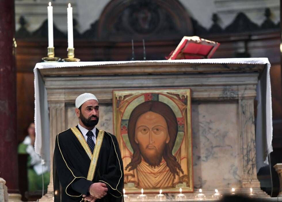 El iman Sami Salem durante la misa del domingo en la Iglesia de Santa María en Trastevere en Roma.