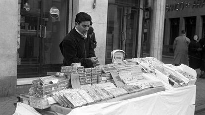 Venta ambulante de mazapán y turrón para las fiestas navideñas, en una calle de Madrid, en 1956.