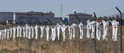 Suelo que ocupó Visteon, cuyos trabajadores colgaron camisetas con cruces tras el anuncio del cierre de la fábrica.