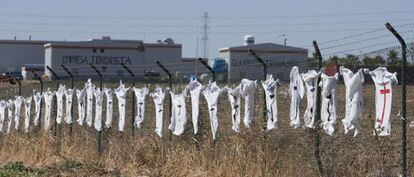 Suelo que ocup&oacute; Visteon, cuyos trabajadores colgaron camisetas con cruces tras el anuncio del cierre de la f&aacute;brica.