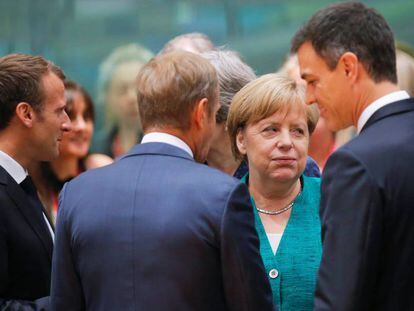 El presidente del Gobierno, Pedro Sánchez (derecha), conversa con la canciller alemana, Angela Merkel, el presidente del Consejo Europeo, Donald Tusk (de espaldas) y el presidente francés, Emmanuel Macron, durante la reunión del Consejo Europeo del pasado junio.