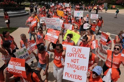 Los sobrevivientes del tiroteo en Uvalde y Highland Park, familiares y simpatizantes se reúnen en Capitol Hill en Washington, para pedir controles de armas más estrictos, el 13 de julio de 2022.