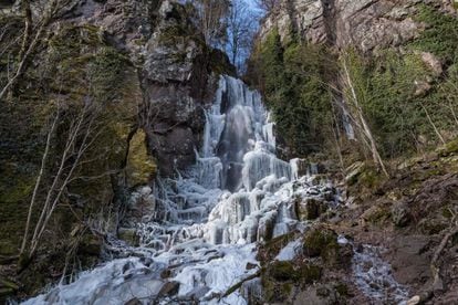 La cascada de Nideck congelada en Oberhaslach, al este de Francia, el 27 de febrero de 2018.