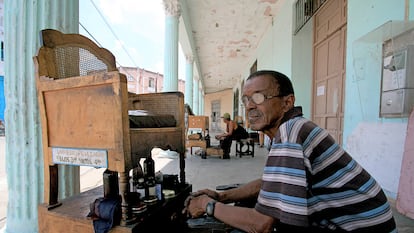 Un lustrador de zapatos en Trinidad (Cuba).