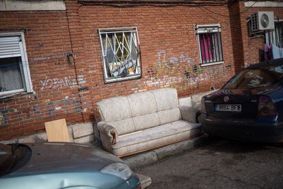 Un sofá permanece en una de las calles del barrio.