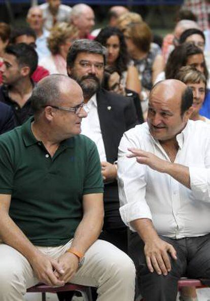 El presidente del PNV, Andoni Ortuzar (d), conversa con el líder en Gipuzkoa, Joseba Egibar (i), antes de intervenir en el tradicional acto político con el que la formación nacionalista da inicio al curso político en Zarautz (Guipúzcoa).