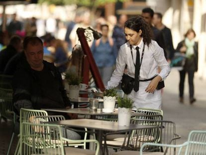 Una camarera, trabajando en Barcelona.