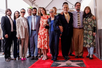 Francis Ford Coppola, frente a su estrella, rodeado de su familia.