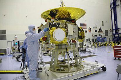 La nave espacial <i>New Horizons</i>, en la sala de montaje antes de su lanzamiento con destino a Plutón.