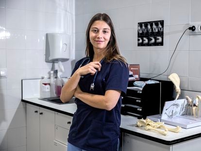 Andrea Benedito, valenciana de 25 años, que terminó la carrera de Veterinaria hace dos años y que quiere dedicarse a la cirugía de perros y gatos, en una imagen del pasado jueves.