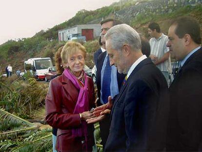 Fernández de la Vega y el presidente canario, Adán Martín (segundo por la derecha), en La Palma.