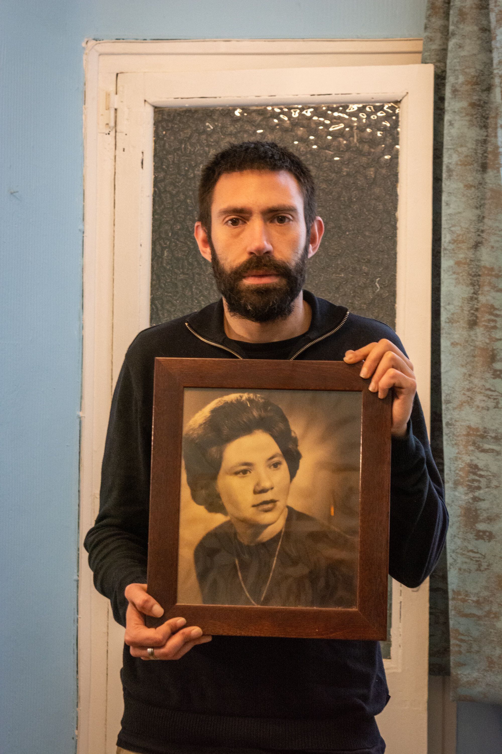Antolín Sánchez, subrogado de primera generación, con el retrato de su abuela que le heredó el contrato de alquiler.