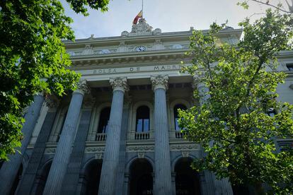 Fachada del edificio de la Bolsa de Madrid.