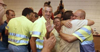 Los trabajadores celebran el acuerdo con la empresa