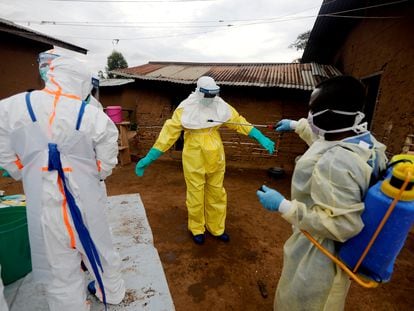 Un trabajador humanitario descontamina a uno de sus colegas en un centro de tratamiento de ébola en Beni (RDC) el 8 de octubre de 2019.