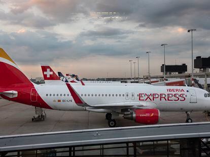 Avión de Iberia Express, en el aeropuerto de Schiphol en Ámsterdam.