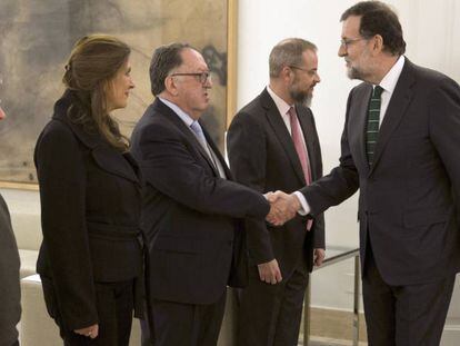Rajoy y las familias de las víctimas, este martes.