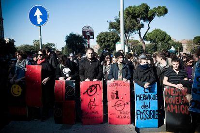 Jóvenes con pancartas, en la manifestación estudiantil de Roma.