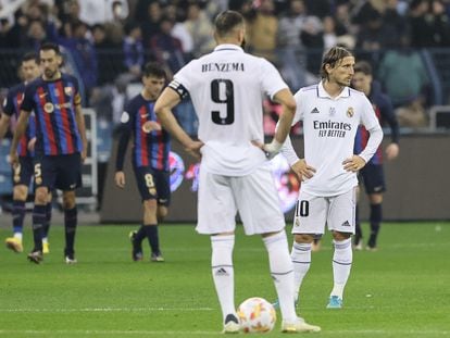 Benzema y Modric sacan de centro tras encajar un gol ante el Barcelona en la Supercopa de España, el pasado mes de enero en Riad (Arabia Saudí).