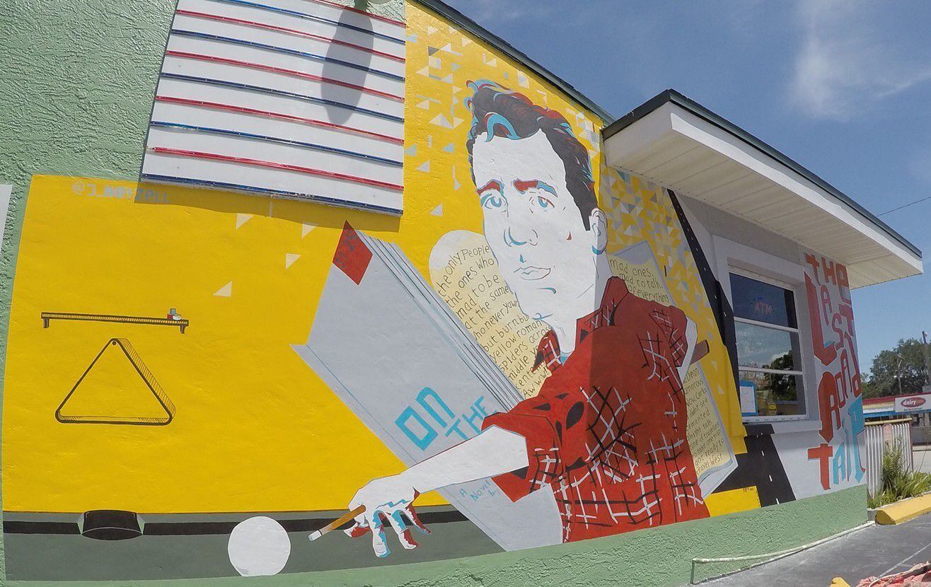 Fachada del Flamingo Bar, en St. Petersburg, con un mural pintado por James E Hartzell en el que Kerouac juega al billar.