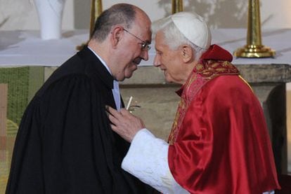 El Papa saluda al líder de la iglesia evangélica alemana, Nikolaus Schneider, en Erfurt.