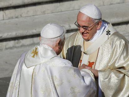 Francisco y Benedicto XVI se saludan en la beatificaci&oacute;n de Pablo VI.