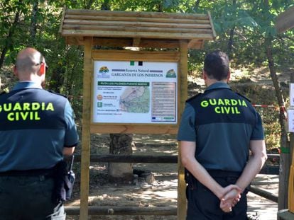 Agentes de la Guardia Civil en el acceso a &quot;los Pilones&quot;, en la Reserva Natural Garganta de los Infiernos del valle del Jerte.