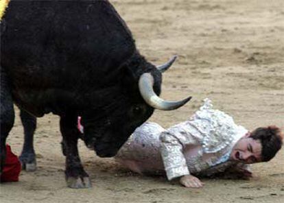 Fernando Robleño, volteado sin consecuencias por su primer toro en la corrida de ayer en Las Ventas.