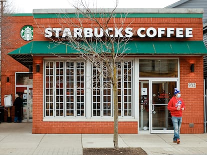 Un cliente sale de un Starbucks ubicado en Buffalo, Nueva York.