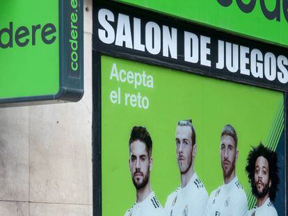 Un salón de Codere con la imagen de jugadores del Real Madrid